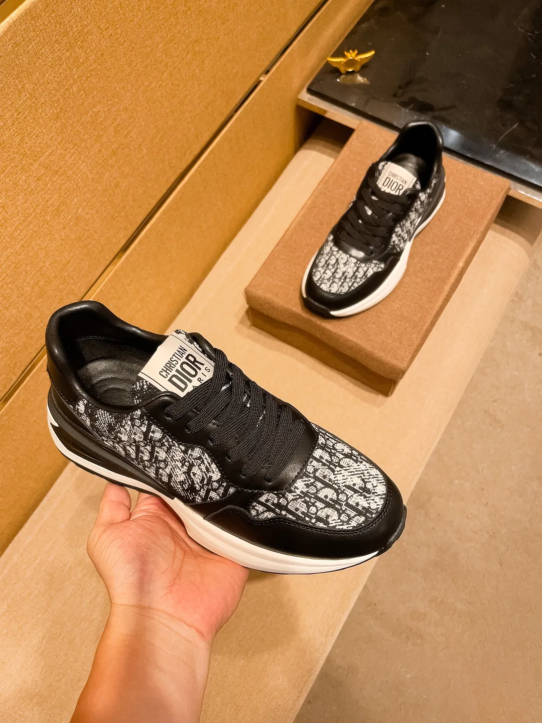 Men's shoes💰 460💰【Dior】🔥Men's high-end brand of shoes official website 1:1 latest masterpiece: the upper is made of Italian imported first-layer cowhide with a comfortable and breathable lining➕original non-slip and wear-resistant outsole🔥, making walking more convenient and comfortable! An exclusive new model, a stunning work, a beautiful 1:1 replica [color] compared to the official quality! Create a fashionable personality to set off your uniqueness! A must-have for trendy men! Classic🔥Size: 38-44 Color: 🔥 2⃣️ colors available🔥